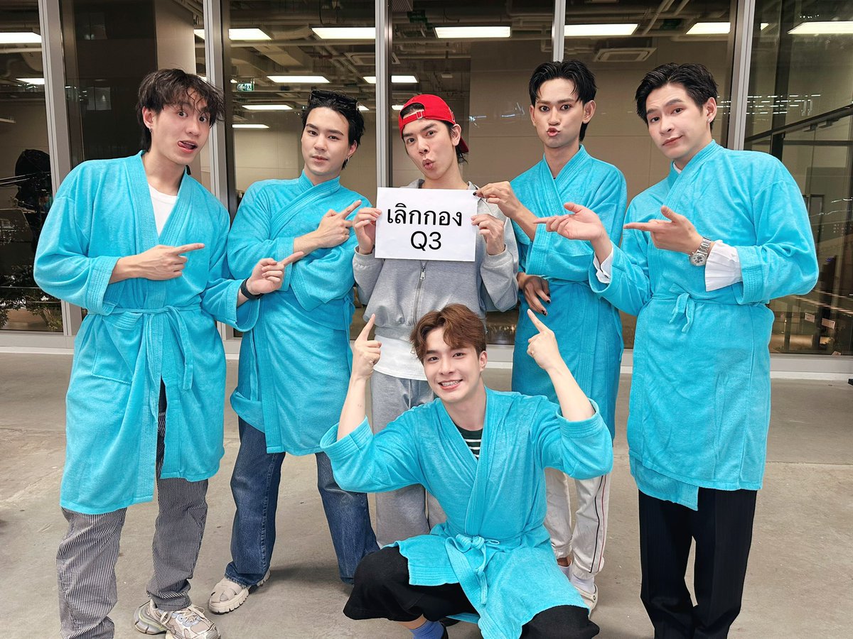 glamdeptoffice's tweet photo. ⌚️20:00 เลิกกอง Q3 
บอกเลยว่าวันนี้วอทส์กันทั้งวัน ใครไม่วอทส์์์ออกจาก Gang เราไปได้เลย 

ก็ยังไม่มีใครยอมกลับบ้านเหมือนเดิม เจ๊เริ่มสงสัยแล้วกองนี้มันมีอะไร🤔 ดาราไม่มีใครกลับบ้านแถมมีคนไม่มีคิวมาหาที่กองอีกเจ๊งงมากกก

Glam Dept Q3
#ออฟฟิศติดแกลมQ3 https://t.co/tJMeniewXu