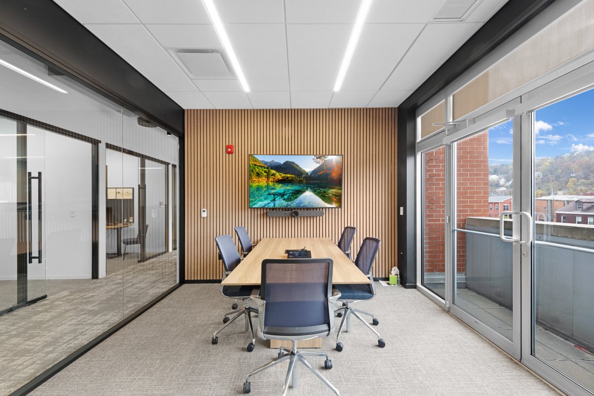 Oeler1's tweet photo. In a @HarvardBiz article, over 6,000 workers in different industries were asked about what brings them success. The one consistent factor? A quiet place to focus.

Acoustic treatments help create that environment! Learn how we can keep your team focused: https://t.co/R4BMQOVUSJ https://t.co/QpyDJ4QHst