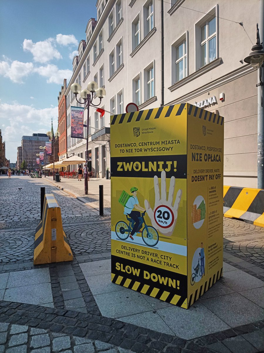 zbiorkomD's tweet photo. 20 km/h po chodniku między pieszymi.

Tak wygląda bezpieczny #Wrocław według urzędników i urzędniczek @wroclaw_info 🤡 https://t.co/xiuS7sMtFg