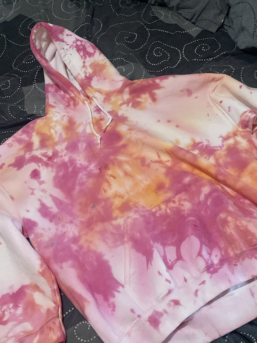 GirlyThingMisty's tweet photo. Opera O inspired tie-dye that is suspiciously lesbian coloured https://t.co/iemW2UG3Gp