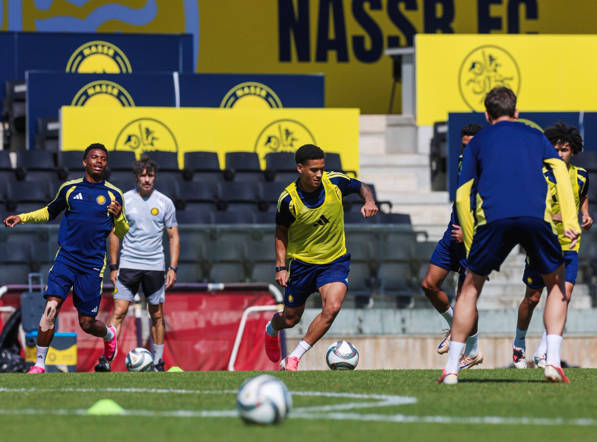 AlNassrFC_EN's tweet photo. Instructions from Coach Ange. Execution from the squad ⚽💛 https://t.co/ML1zhrsOe2