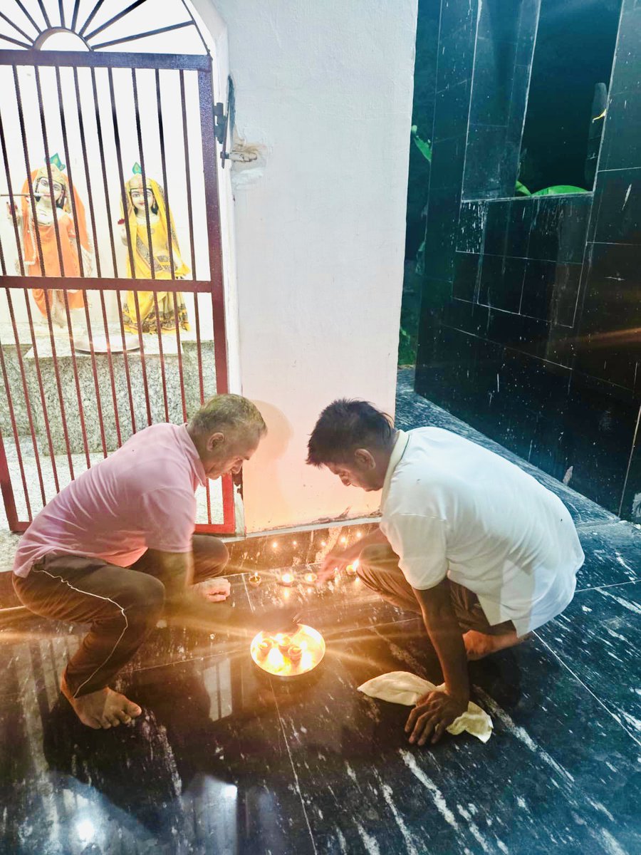 Nareshverma4bjp's tweet photo. 🕉️ गुरु पूर्णिमा के पावन अवसर पर 🕉️

कल प्राचीन शिव मंदिर, गढ़ी कलंजरी में पूज्य मंदिर के पुजारी जी को श्रद्धापूर्वक पटका पहनाकर सम्मानित करने का सौभाग्य प्राप्त हुआ। https://t.co/3ucSDpLeor