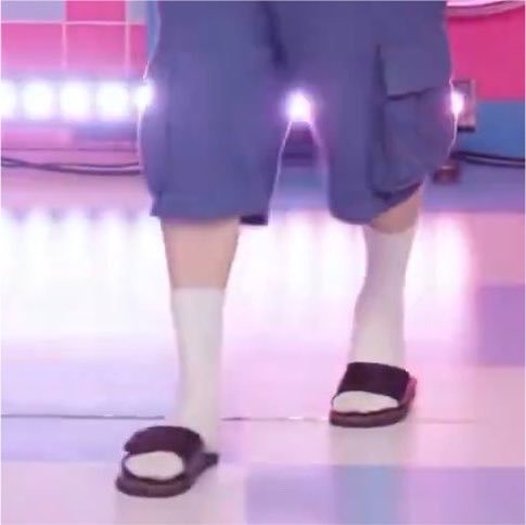 eyanngantuk's tweet photo. face                                                  feet 😭🤏🏻 https://t.co/qMBFyHForO