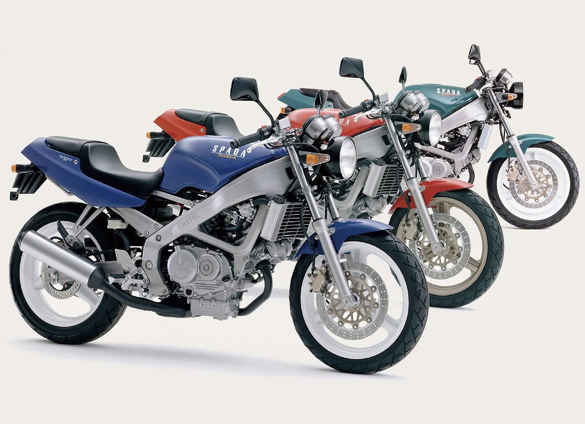 PutiMotor's tweet photo. '88 ホンダ「VT250 SPADA」

ベースモデルは、1982年に打倒2ストロークを掲げた、4ストDOHC8バルブの高回転高出力Vツインを搭載したVT250F。

スチールパイプより3kgも軽い高度なアルミ中空フレームと、中速重視へチューンしたエンジン特性。

CBRよりコーナリングから立ち上がり加速で楽しめるポテンシャルで、軽量で乗りやすいハンドリングに、知る人ぞ知る傑作バイク。

https://t.co/6U3C0Nq4yy