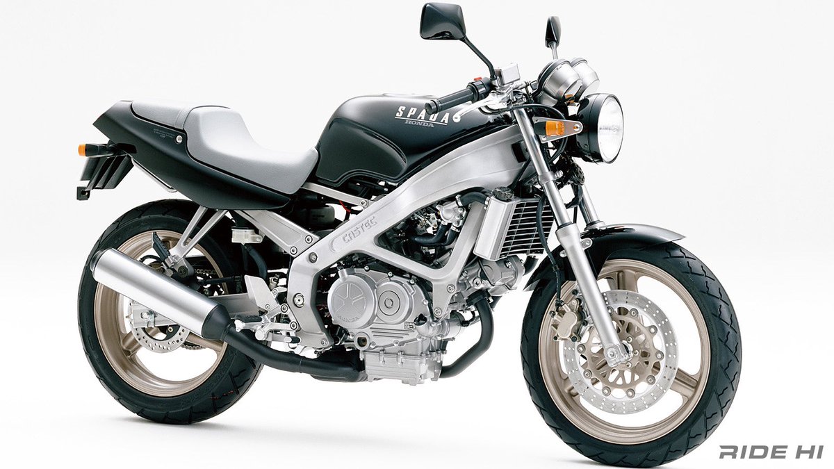 PutiMotor's tweet photo. '88 ホンダ「VT250 SPADA」

ベースモデルは、1982年に打倒2ストロークを掲げた、4ストDOHC8バルブの高回転高出力Vツインを搭載したVT250F。

スチールパイプより3kgも軽い高度なアルミ中空フレームと、中速重視へチューンしたエンジン特性。

CBRよりコーナリングから立ち上がり加速で楽しめるポテンシャルで、軽量で乗りやすいハンドリングに、知る人ぞ知る傑作バイク。

https://t.co/6U3C0Nq4yy