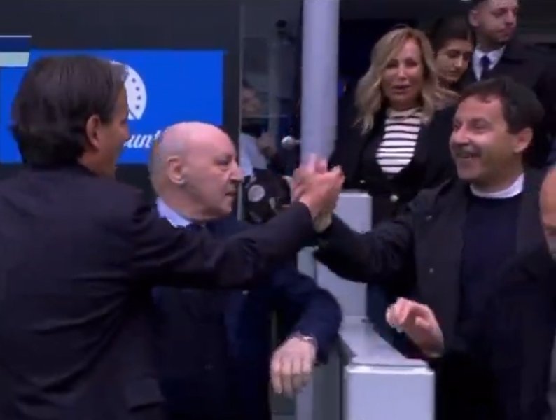 Fabio_Wallys's tweet photo. Seconda azione della Fondazione Jdentità Bianconera @fondazionejb: 
"Chi ha una carica istituzionale importante com'è quella dell'Avvocato #Viglione come quella di Butti, non può fare il tifoso da bar, perchè lascia dei dubbi sul suo operato".
La fondazione ha chiesto a #Malagò chiarimenti su Viglione facendo un esposto.
(Viglione era quello che festeggiava qui sotto con Inzaghi e quello che ha chiamato Rocchi assieme a Marotta per #OpenVAR)