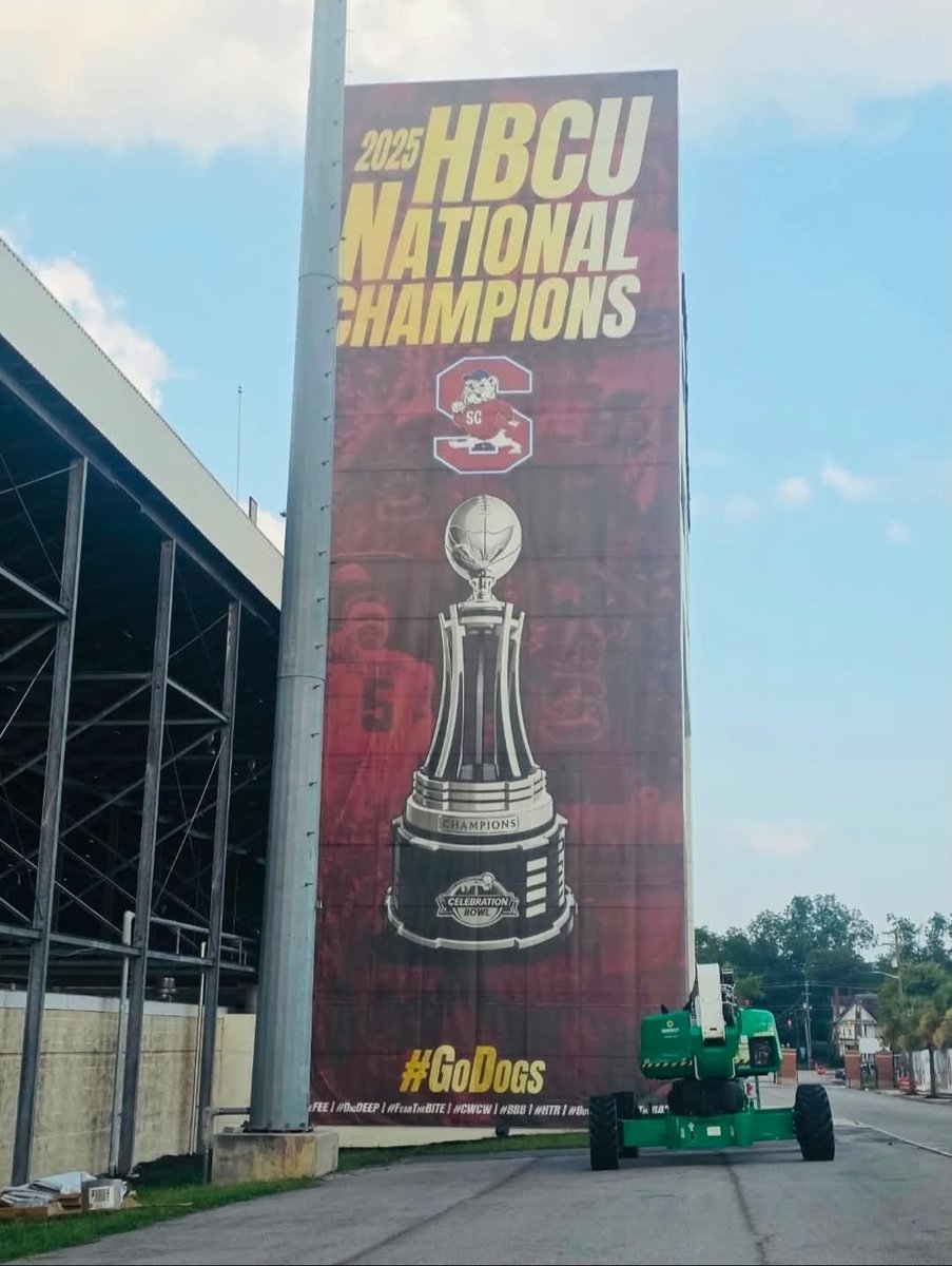 Psidestep1919's tweet photo. We hang banners in Orangeburg.
#SCSU https://t.co/sMaE24KoB0