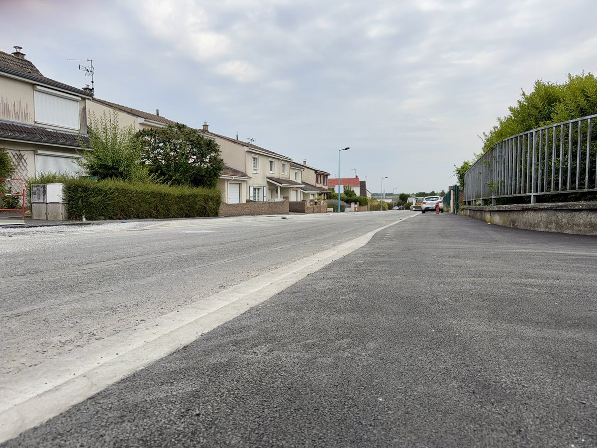 GrandArras's tweet photo. 📍À Dainville, la rue du 19 mars 1962 se refait une beauté avec une réfection de la chaussée. 
🙌Ici on améliore le cadre de vie des habitants en sécurisant le stationnement, en garantissant un cheminement pour les PMR et en apaisant la vitesse https://t.co/iZKo71krdB