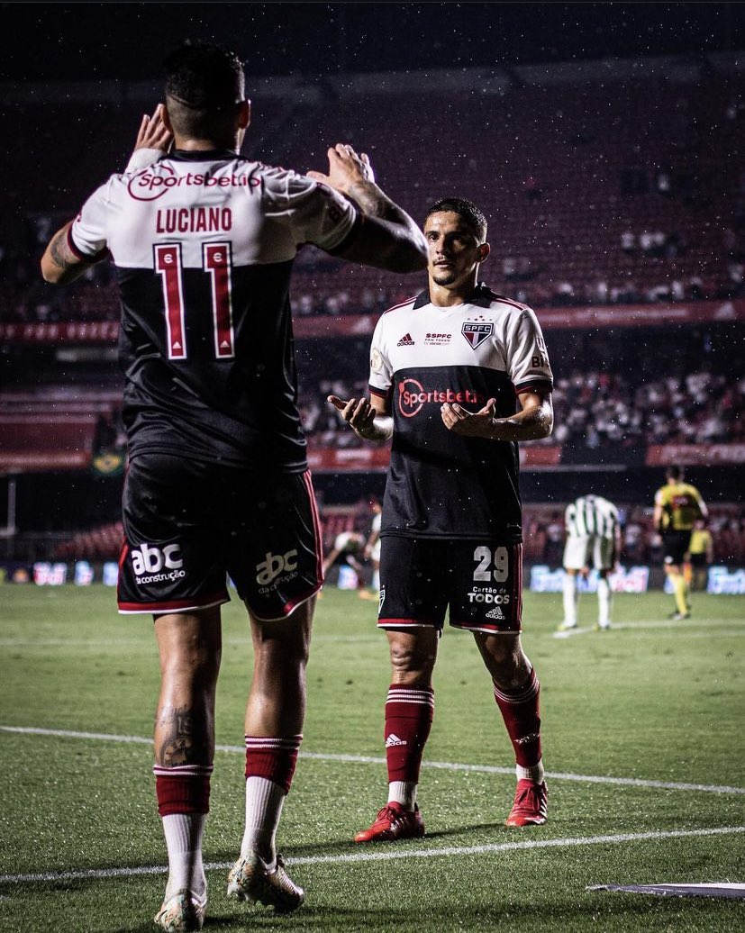 joaogs01's tweet photo. *tweet programado anualmente*

todas tentam, mas a goat segue intacta. https://t.co/Yb1iGiprbS