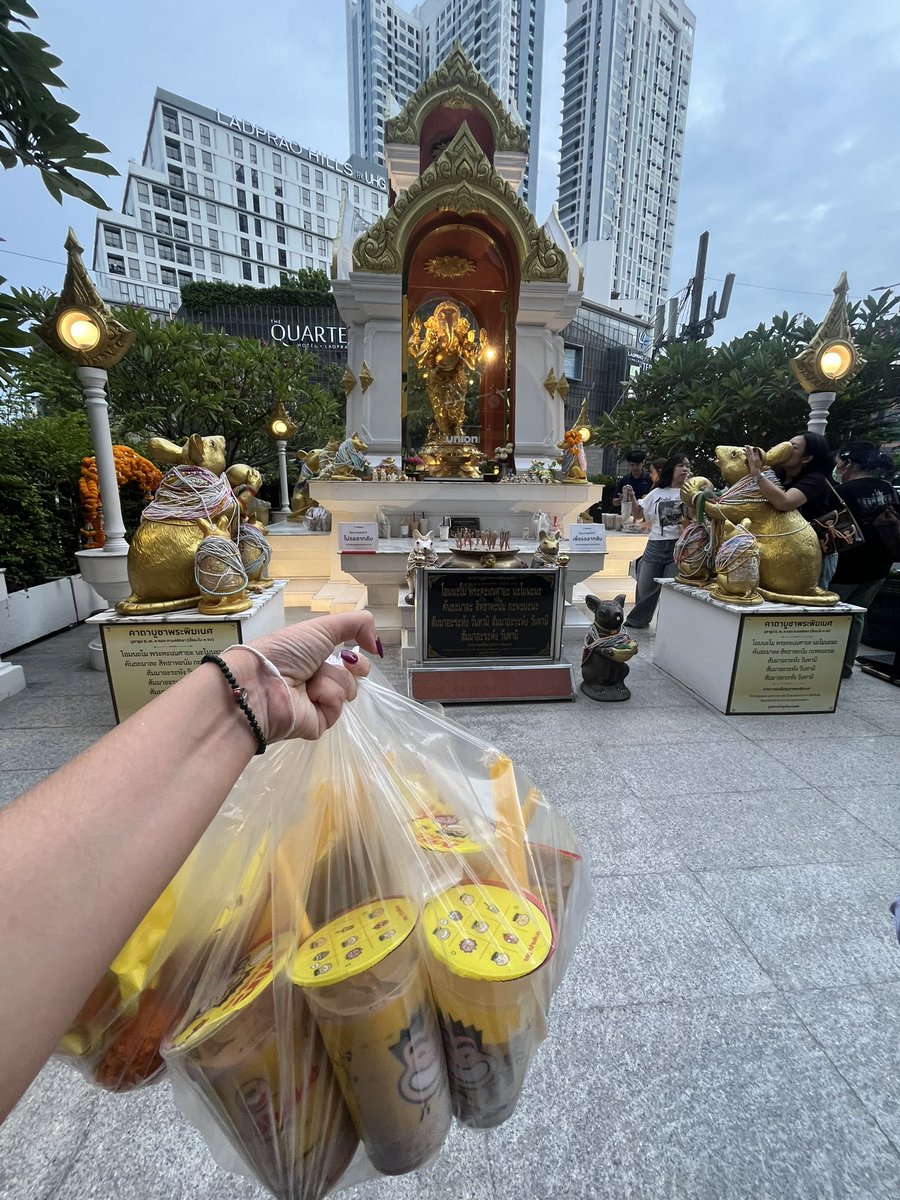the1210moon's tweet photo. [ รีวิว ] ความศักดิ์สิทธิ์ของพระพิฆเนศลง 1 สิทธิ์ได้ lucky fan ตตป 🙏🏻✨

— องค์พ่อชูสให้ได้เป็นลกฟอีกครั้ง เลยขอมาแชร์ส่งต่อความศักดิ์สิทธิ์ขององค์พ่อค่ะ —

1. ทำใจให้สบาย ไปแบบไม่กดดัน ตั้งจิตให้มั่น แมนิเฟสเยอะ ๆ เชื่อมั่นในความศักดิ์สิทธิ์ขององค์พ่อ
2. นำชานมไข่มุกไปถวาย ให้เจาะหลอดด้วย
3. จุดธูป 9 ดอก บอกชื่อนามสกุลที่อยู่ของตัวเอง วันนี้มาขอชื่องานว่าอะไร จัดที่ไหนวันไหน กติกาเป็นยังไง ลงกี่สิทธิ์ บอกให้ละเอียดชัดเจน
4. บนว่าจะกลับมาไหว้อีกครั้ง พร้อมถวายอะไรก็ได้ตามกำลัง (ไม่ได้ขึ้นอยู่ที่จำนวนหรือมูลค่า อยู่ที่ความเชื่อและความตั้งใจค่ะ )
5. กระซิบหูหนูมูซิกะ มือข้างนึงปิดหูไว้ มืออีกข้างป้องปากกระซิบ
6. อาจจะนำชานมไข่มุกที่ไหว้กลับไปกินเป็นสิริมงคล หรือไม่นำกลับก็ได้แล้วแต่ความสะดวก

💌 ใครผ่านมาเห็นแล้วแชร์ส่งต่อความศักดิ์สิทธิ์ขอฃองค์พ่อ ขอให้องค์พ่อชูส สมหวังดังปรารถนานะคะ 🙏🏻✨

#TFSBrightAndShinexTTP
#teeteepor #ตี๋ตี๋ป๋อ