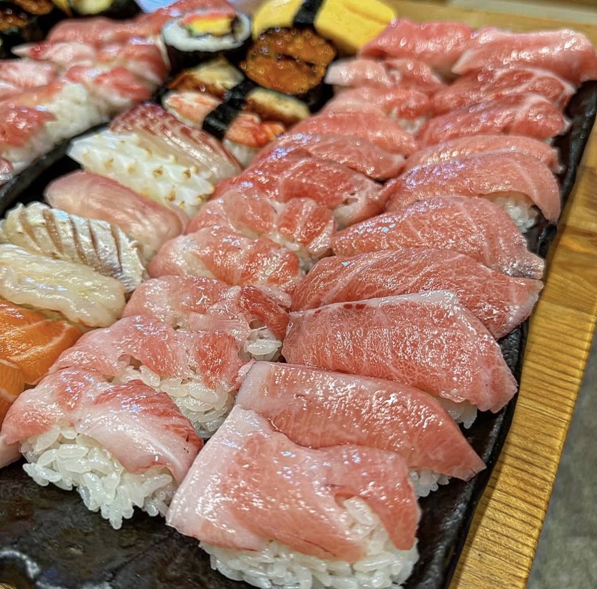 find_out_store's tweet photo. 福岡市の「おさかな天国」ですね！
なんと一貫90円の寿司バイキング！
漁師直営だから新鮮なネタを楽しめます。 https://t.co/gf3Duz7W18