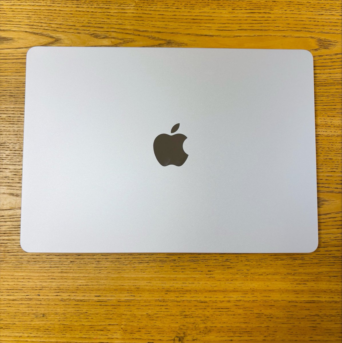 mori_chiaki's tweet photo. 届いたMacBookで今日から仕事。
オンラインでミーティング。
まだ収録には使ってないので整えなければ。 https://t.co/4P623TO7f3