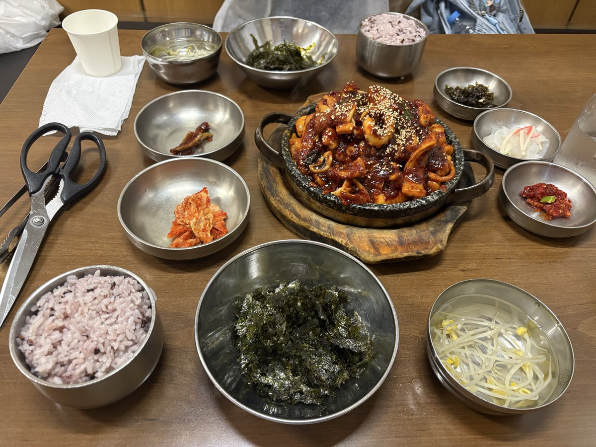 ydoilovey's tweet photo. 오동통한 낙지볶음에다가
김가루에 밥에 콩나물 슥슥 비벼서 한 입 가득 먹다가 매울 때 국물 한 번 딱 떠먹으면 … 여기가 야룰라라네요 https://t.co/uHS7HNjjVU