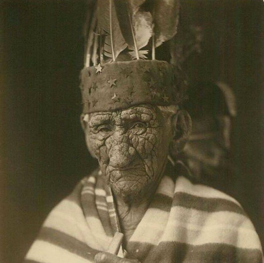 FotosDeFatos's tweet photo. Com 137 anos (1785-1922), o Lobo Branco, também conhecido como Chefe John Smith é considerado como um dos mais antigos nativos americanos a ter vivido. https://t.co/0y8eQYCoqV