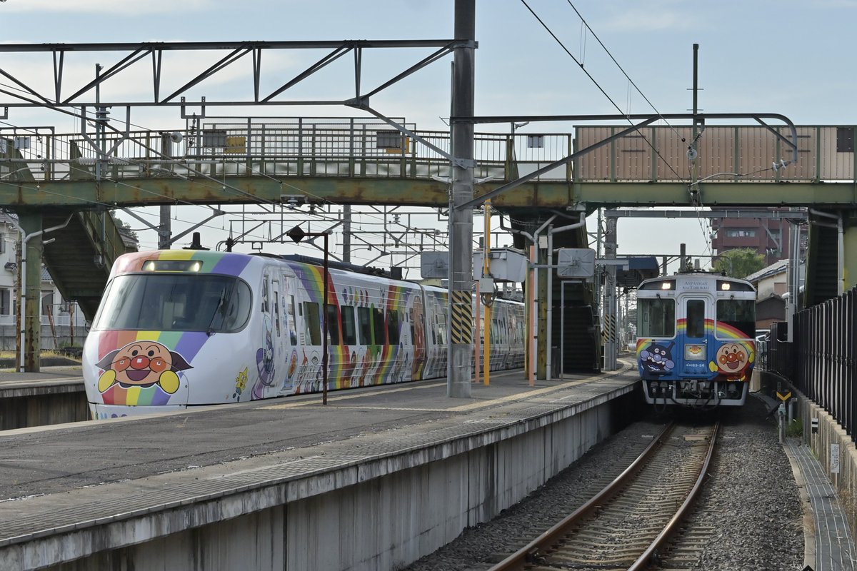 berusasu428's tweet photo. 7/30  1022M
8000系 S3編成
特急 いしづち22号

瀬戸大橋アンパンマントロッコを横目に https://t.co/CnrG3c5Y5O