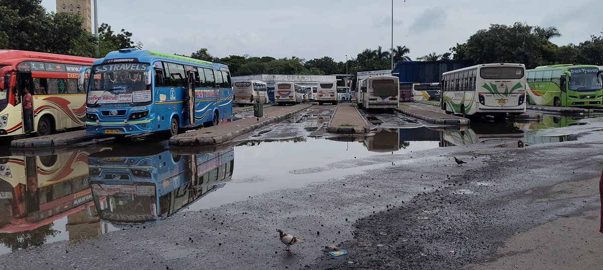 AnupamDAN4's tweet photo. Elite Karunamoyee Busstand - baki der hal ar bole bojhate hobe na! Lot of work to do for new administration https://t.co/wW4jFWStwW