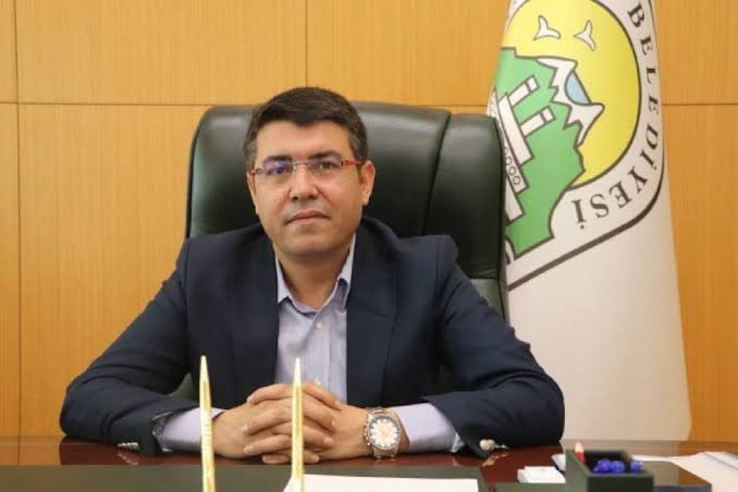 serhat_newss's tweet photo. DEM Parti, Tatvan Belediye Eşbaşkanı Mümin Erol’un görevini ‘tedbiren’ dondurdu https://t.co/9YDw1NzkPv
#TatvanBelediyesi #MuminErol https://t.co/CnIo8wdhh8