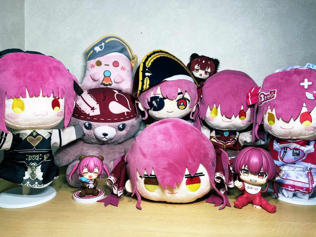 MhzdRw's tweet photo. マリン船長オタンジョウビおめでとうゴザイマス
ことしもぬいたちオウエンがんばります

こちらカゾクシャシンです

#宝鐘マリン生誕祭2026
#宝鐘海賊団ぬい撮り部 https://t.co/BENTsFyMzc