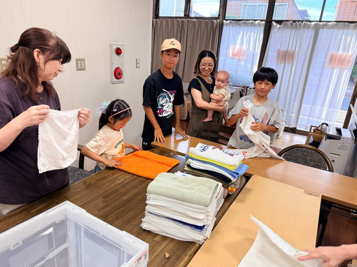 tomoshiokuda's tweet photo. 熊本被災者支援に関して
共生地域創造財団、抱樸、サンキュウードラッグの連携で、現地で活動する「よか隊ネット熊本」に水や簡易トイレなどの緊急支援を始めます。
明後日、第一陣の物資等の移送をします。
私も日曜の午後、ともかく現地に行こうと思っています。
支援募金受付窓口は、以下の財団窓口へ

https://t.co/EA7yO8IHr9