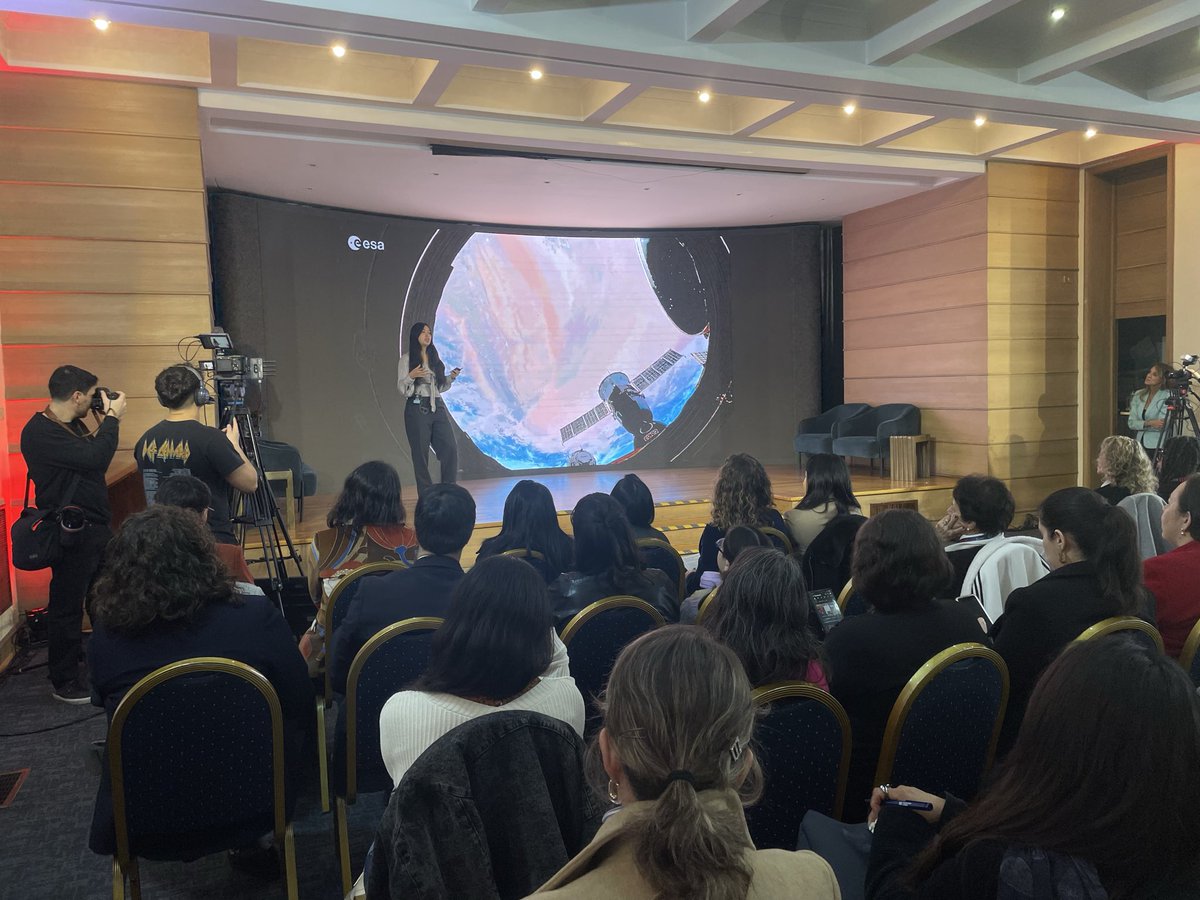 FundacionLuksic's tweet photo. “Hay que reconocer nuestro aporte al igual que se ve la tierra desde el universo, pequeña, pero valiosa e irrepetible”, invita Matilde Gaete, en seminario de Mujeres que Todo lo Pueden.

💫Puedes verlo aquí: https://t.co/h2JjeTePvm https://t.co/JM0wPP1t1j