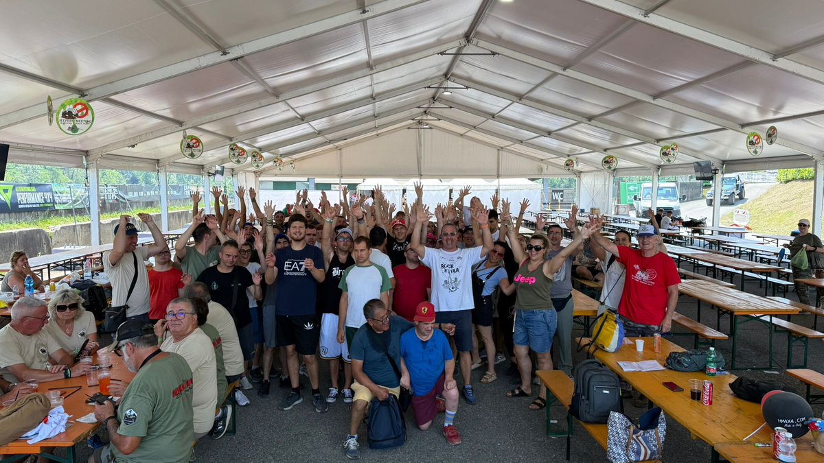 MioFratelloAss's tweet photo. Prima di concederci qualche giorno di pausa, vogliamo dirvi semplicemente una cosa: grazie.

Sono stati mesi intensi, fatti di eventi, incontri, sorrisi e tanta partecipazione. Ogni iniziativa ha avuto un valore speciale perché, dietro ogni risultato raggiunto, ci siete stati voi.

Adesso è tempo di ricaricare le energie, ma solo per poco. A settembre torneremo con nuove attività e con un momento che attendiamo con emozione: la consegna del ricavato del Jeepers Meeting alla Fondazione IRCCS San Gerardo dei Tintori di Monza, a sostegno dei progetti della Chirurgia 2. Sarà il modo più bello per trasformare la solidarietà raccolta in un aiuto concreto.

Grazie per aver camminato al nostro fianco anche quest'anno.

Vi auguriamo un'estate serena, ricca di momenti felici e del tempo da dedicare alle persone che amate.

Ci rivediamo a settembre, pronti a ripartire. Buone vacanze da tutti noi di Mio Fratello ODV.