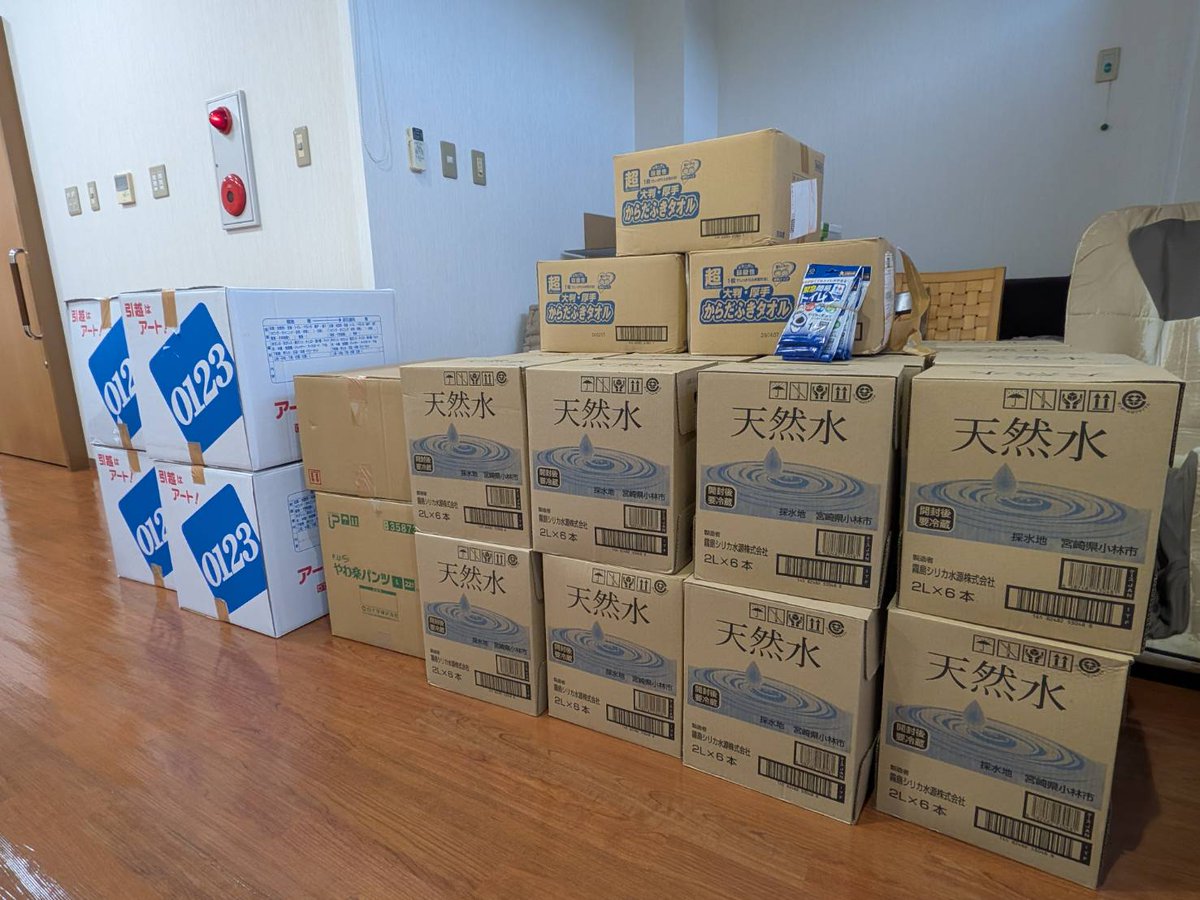 tomoshiokuda's tweet photo. 熊本被災者支援に関して
共生地域創造財団、抱樸、サンキュウードラッグの連携で、現地で活動する「よか隊ネット熊本」に水や簡易トイレなどの緊急支援を始めます。
明後日、第一陣の物資等の移送をします。
私も日曜の午後、ともかく現地に行こうと思っています。
支援募金受付窓口は、以下の財団窓口へ

https://t.co/EA7yO8IHr9