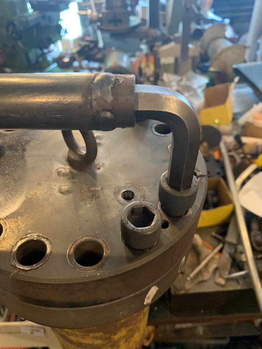 poka_kikaiou's tweet photo. 六角ボルトを気合いで回すツール。最終手段。
六角レンチが丁度刺さるパイプを鉄パイプに差し込んで溶接。
反対側に滑り止めとしてローレットを入れておきました。 https://t.co/8YPkNd3Vjz