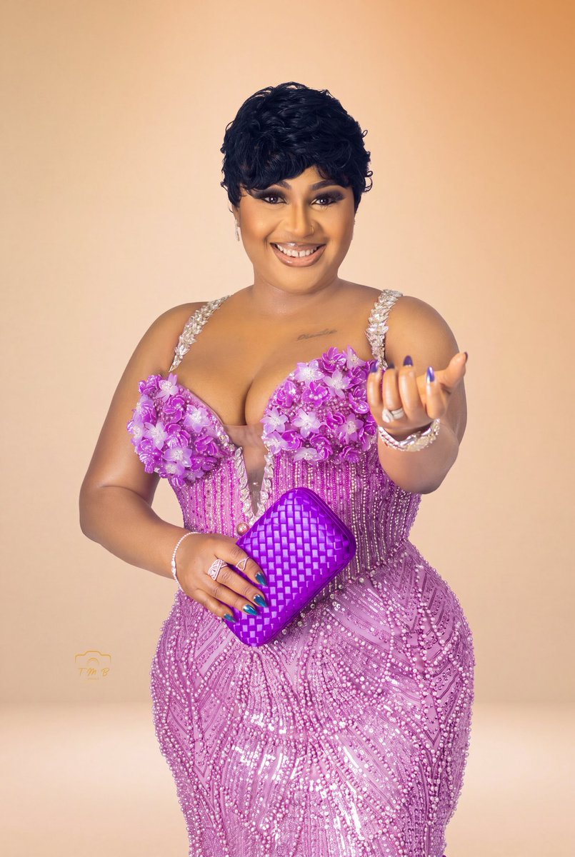 Abekeade24's tweet photo. Happy 40th Birthday to my beautiful client 
Makeup and  photography by me👌✨ https://t.co/PBbXqDT86h