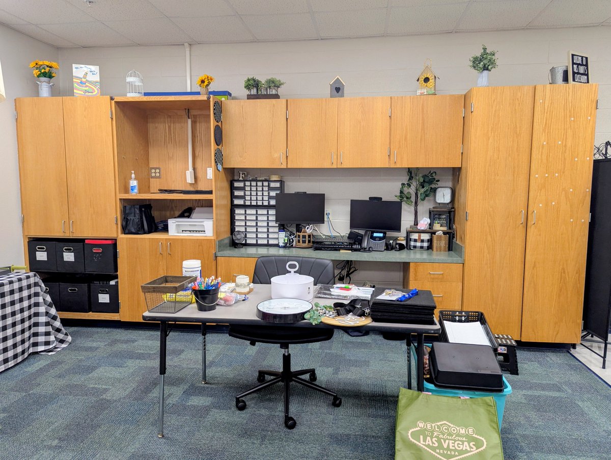 dfteach's tweet photo. Instead of totally changing my decor this year, I decided to just add sunflowers. Can you help me brighten up my room? 

https://t.co/6PR3O9UlUe

#clearthelist #specialeducation #newschool #newclassroom #Year25 #Texas https://t.co/SJi1OGBS4e