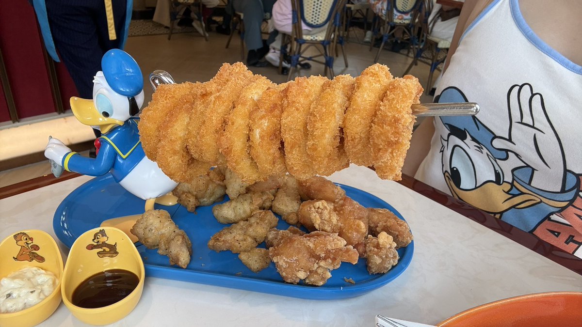 natsuki_disney's tweet photo. 上海ディズニーレポ

📍ドナルドダインデライツ（ディズニータウン）

ピザ、パスタ系！癖ありそうなメニューは少なかった！牛肉系のピザは八角の恐れあり…試してないから不明…

ビール48元、ソフドリ38元〜でパーク内より高い😂写真のイカリングと唐揚げセットは夫婦2人でお腹いっぱいになった！ https://t.co/0o08XTj5lL