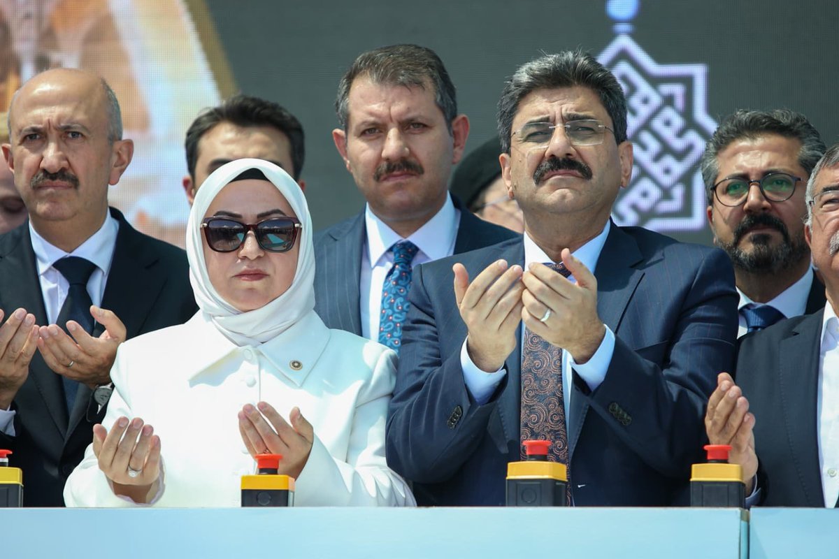 rukiye_toy's tweet photo. 📍 #Sivas 

İçişleri Bakanımız Sayın Mustafa Çiftçi, İlim Yayma Vakfı Mütevelli Heyeti Başkanımız Sayın Bilal Erdoğan, AK Parti Grup Başkanımız Sayın Abdullah Güler, TBMM 26. Dönem Meclis Başkanımız Sayın İsmet Yılmaz, MKYK Üyemiz Sayın Mahir Ünal, Milletvekilimiz Sayın Hakan Aksu, Bakan Yardımcılarımız, Valimiz, İl Başkanımız, teşkilat mensuplarımız ve kıymetli hazirunun katılımlarıyla Peygamber Efendimiz Hazreti Muhammed'in (S.A.V.) hayatını ve örnek ahlakını gelecek nesillere aktarmak amacıyla inşa edilecek Siyer-i Nebi Külliyesinin temel atma törenine katıldık. 

Medeniyet değerlerimizi yaşatacak, gençlerimizin manevi gelişimine katkı sunacak bu kıymetli eserin Sivas'ımıza, ülkemize ve tüm islam alemine hayırlı olmasını diliyor, Arifan Külliyesi ve Siyer-i Nebi Külliyesi Vakfı Başkanı Sayın Ömer Faruk Müderrisoğlu’na ve katkı sunan tüm hayırseverlerimize teşekkür ediyorum.

@Akparti @siyerinebivakfi
