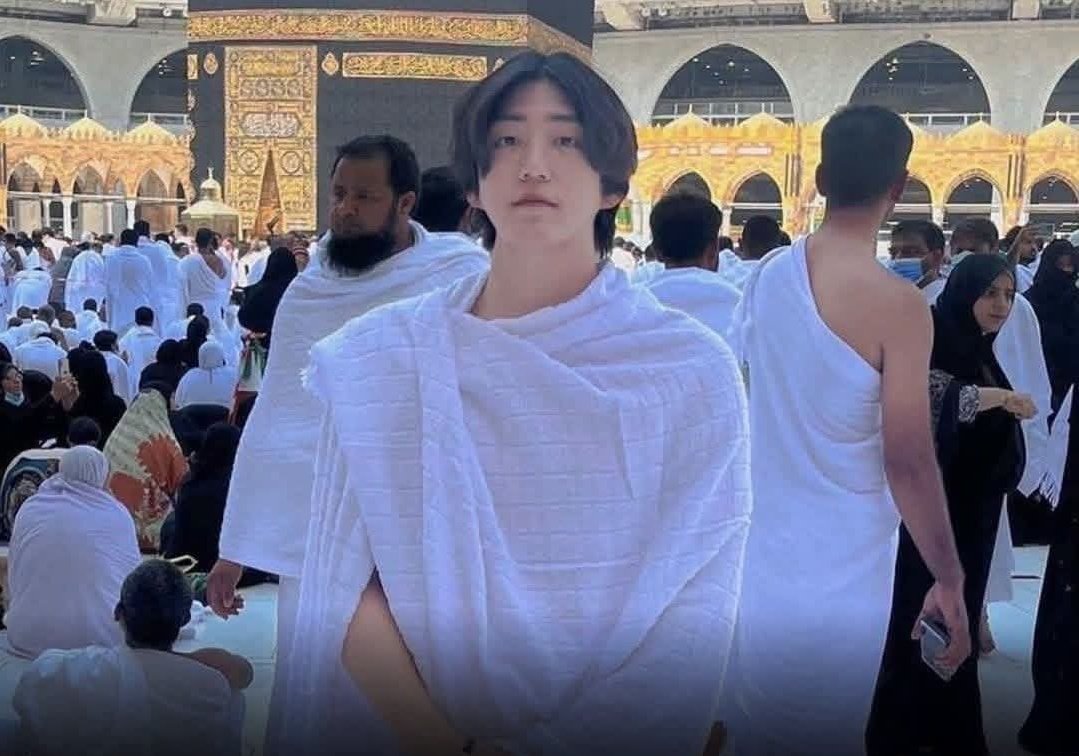 ScreenMix's tweet photo. المغني الكوري داود كيم، بعد إعلانه اعتناق الإسلام، تمكن من بناء مسجد في كوريا الجنوبية،

وصرّح بأن حلمه هو أن يصدح الأذان في كل شارع بكوريا.

 كما أنشأ استوديو لبودكاست إسلامي مخصص للدعوة، بهدف الوصول إلى المجتمع الكوري https://t.co/bxVJKJd7Zm