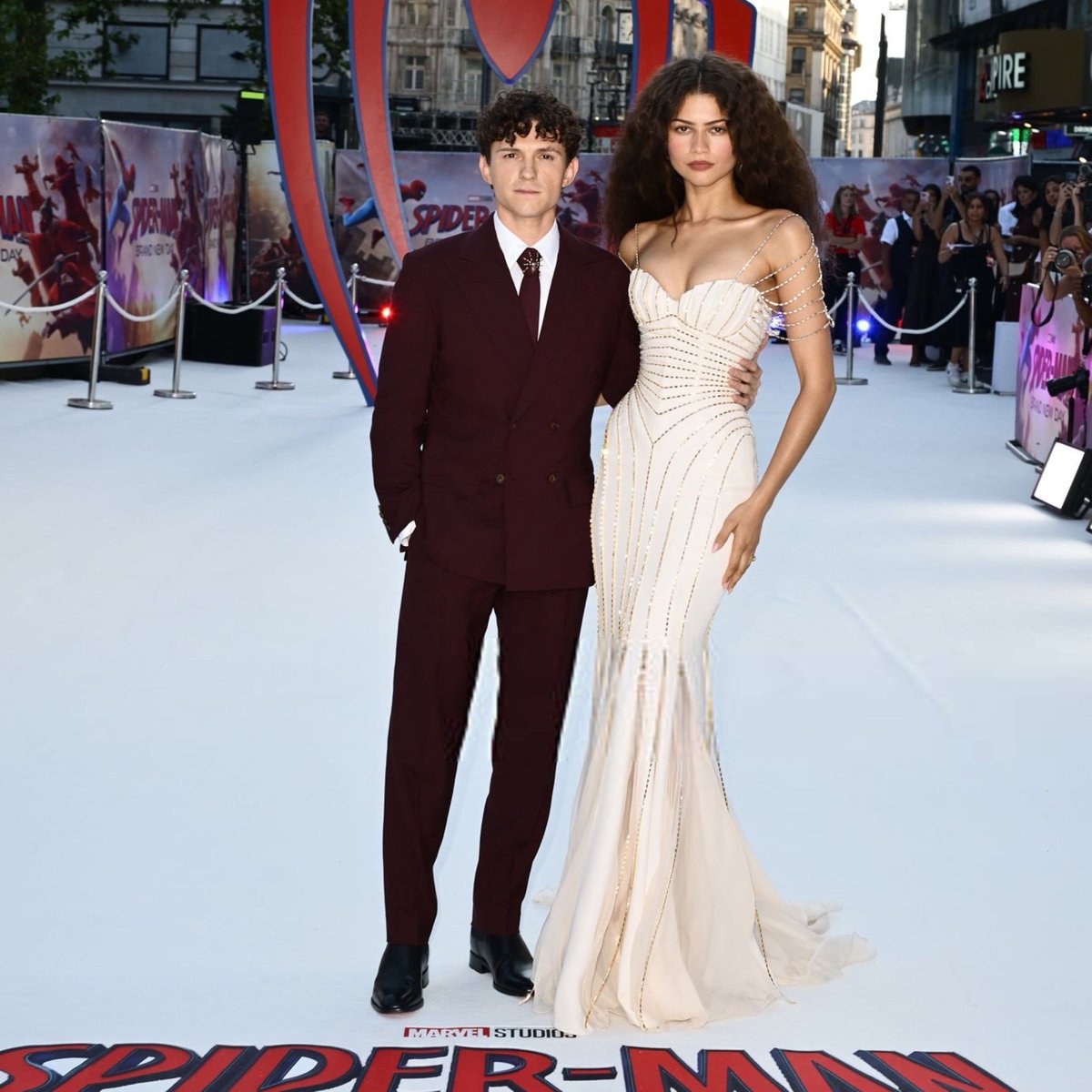 BlocNotas_'s tweet photo. Quiero hablar con alguien de lo bonita que se ve Zendaya ahí y de lo afortunado que es Tom, pero todos mis amigos la consideran fea así que bueno https://t.co/0zEfObgV7j