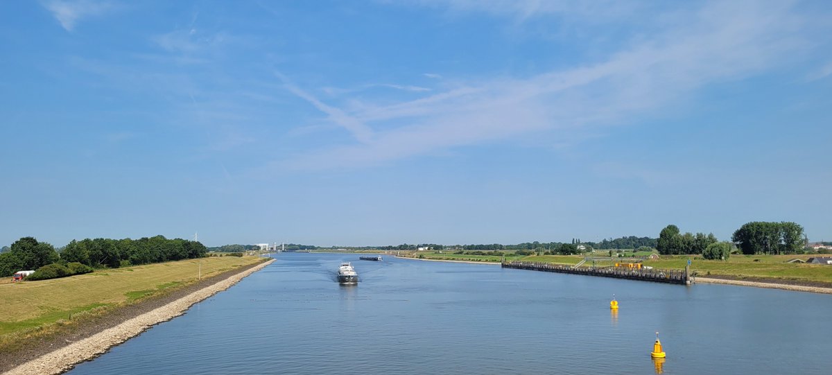 johan_klos's tweet photo. Goedemiddag even rondje #fietsen vanaf #buren met mijn #zwager bij #rijswijk en #tiel en dan ook maar even die heerlijke #kersen gehaald het verschil #proef je wel #weerfoto https://t.co/aLWWzCYI3M