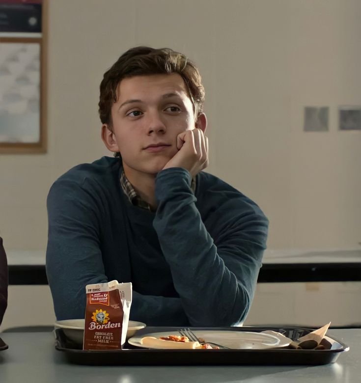 hiddlesreid's tweet photo. te amo muito peter parker do tom holland, que prazer foi acompanhar o peter crescendo e crescer junto com ele da fase da adolescência até a adulta https://t.co/1xJQGhmiUW