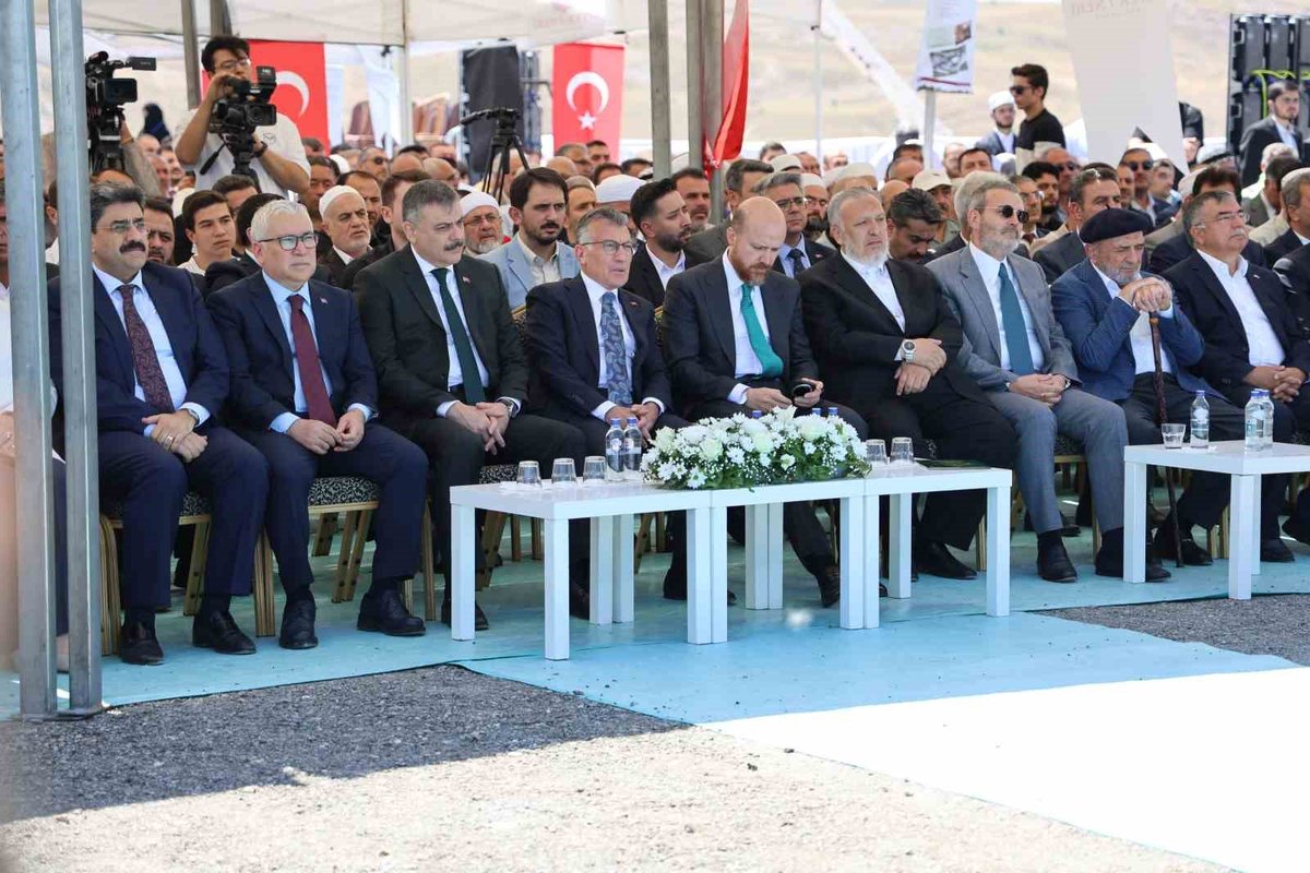 mahirunal's tweet photo. Bugün, İçişleri Bakanımız Sayın Mustafa Çiftçi, AK Parti TBMM Grup Başkanımız Sayın Abdullah Güler ve İlim Yayma Vakfı Mütevelli Heyeti Başkanı Sayın Bilal Erdoğan ile birlikte, Sivas’ta Peygamber Efendimizin (S.A.V) hayatını gelecek nesillere aktaracak, Siyer-i Nebî Külliyesi’nin temel atma törenindeydik.

Bu kıymetli hayali gerçeğe dönüştürmek için yıllarını vakfeden Ömer Faruk Müderrisoğlu Hocamızı gönülden tebrik ediyor; emeği geçen herkese teşekkür ediyorum.

Rabbim bu güzel eseri hayırlısıyla tamamlamayı, ilimle, hikmetle ve güzel ahlakla nesiller yetiştiren bereketli bir merkez haline getirmeyi nasip eylesin.