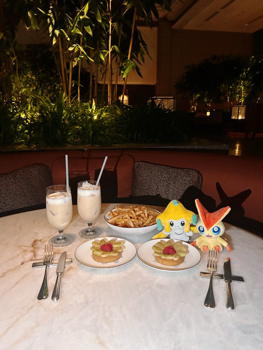 lovm4_'s tweet photo. 📍Park Hyatt Tokyo

好きな幻ポケモンと🌟✌🏻
ずっと行きたかったところ•̀ ̫ -︎︎ ✩ポテト美味しすぎたし、メロンとラズベリーのタルトも超美味しかった🍈݁𖥔. https://t.co/FTt8KH9NzN