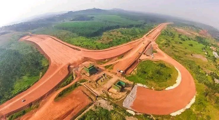 rwenzori_'s tweet photo. The Engineers of the Ugx 1.3 Trillion Mpigi Expressway have defended their decision to alter the initial design of Project arguing that the former design lacked Flyovers, had just one interchange, it was a dual lane, had one toll gate and to make matters worse it had no link roads. These have been added hence the rise of the total budget from 550bn to 1.3Trillion.
