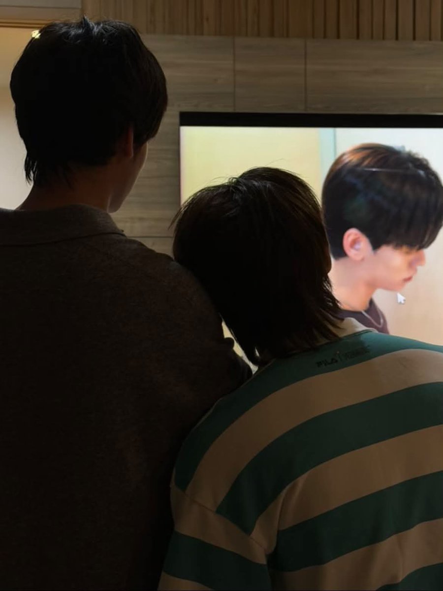 teeteepor_dea's tweet photo. 띠뻐 뒷모습❤️❤️
꼭 붙어있는게 설레😘😘

#teeteepor #twnpich #porsuppakarn https://t.co/c8RxESGBRt