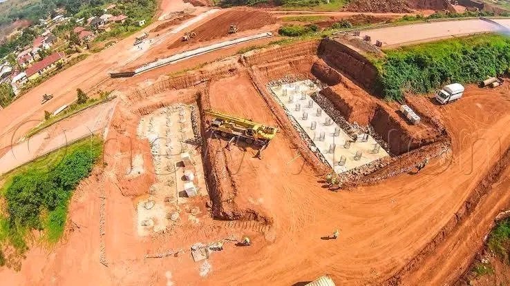 rwenzori_'s tweet photo. The Engineers of the Ugx 1.3 Trillion Mpigi Expressway have defended their decision to alter the initial design of Project arguing that the former design lacked Flyovers, had just one interchange, it was a dual lane, had one toll gate and to make matters worse it had no link roads. These have been added hence the rise of the total budget from 550bn to 1.3Trillion.