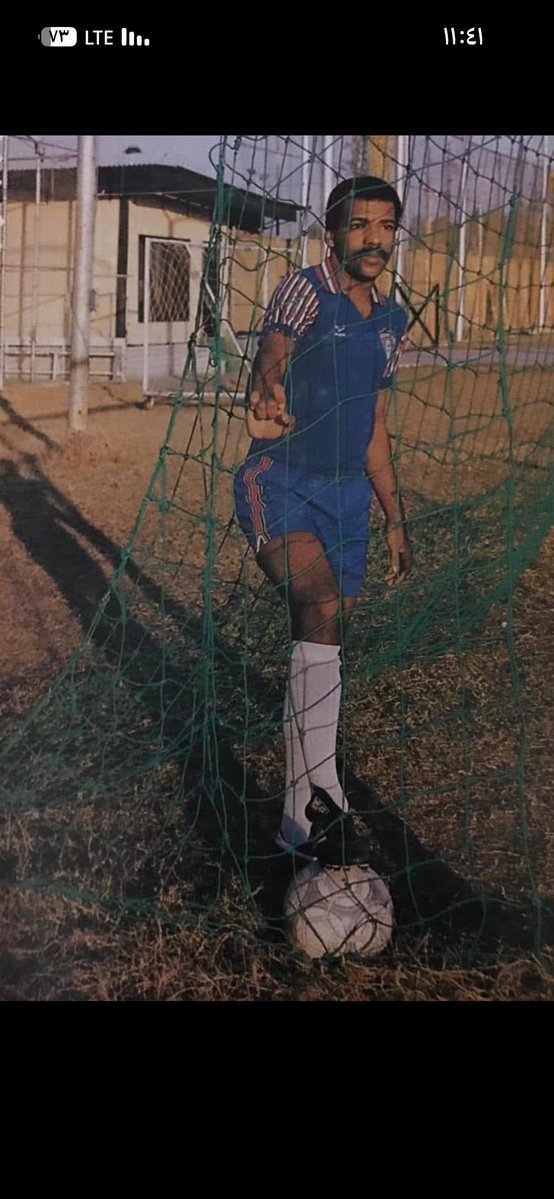 weldq8's tweet photo. أجمل وأروع من داعب كرة القدم في منتصف الملعب أنه الأسطوره المبدع الفنان المايسترو وكل الألقاب لا توفيه حقه 
الأسطوره عبدالعزيز حسن 
الي ماشاف عزيز بالملعب عيل ماشاف لاعب فنان بنص الملعب https://t.co/9RvTXsb2xT
