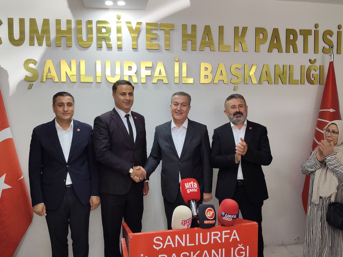 karadagferhatt's tweet photo. Genel Başkan Yardımcılarımız Sayın Nevaf Bilek ve Sayın Adnan Demirci'nin katılımlarıyla, İl Başkanlığımızda düzenlediğimiz üye katılım ve rozet takma programını büyük bir coşku ve heyecan içerisinde gerçekleştirdik.
Cumhuriyet Halk Partisi ailemize katılarak mücadelemize güç veren yeni yol arkadaşlarımıza hoş geldiniz diyor, adalet, demokrasi ve halkın iktidarı için omuz omuza, dayanışma içinde yürümeye devam edeceğimizi vurguluyoruz!

@herkesicinCHP @kilicdarogluk @nevafbilek