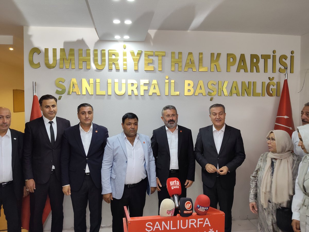 karadagferhatt's tweet photo. Genel Başkan Yardımcılarımız Sayın Nevaf Bilek ve Sayın Adnan Demirci'nin katılımlarıyla, İl Başkanlığımızda düzenlediğimiz üye katılım ve rozet takma programını büyük bir coşku ve heyecan içerisinde gerçekleştirdik.
Cumhuriyet Halk Partisi ailemize katılarak mücadelemize güç veren yeni yol arkadaşlarımıza hoş geldiniz diyor, adalet, demokrasi ve halkın iktidarı için omuz omuza, dayanışma içinde yürümeye devam edeceğimizi vurguluyoruz!

@herkesicinCHP @kilicdarogluk @nevafbilek