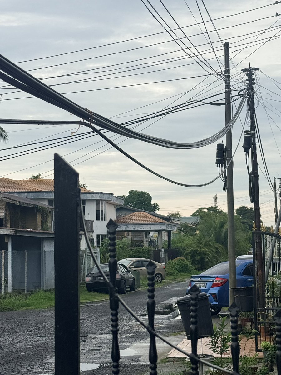 f_Desmond's tweet photo. Balkk2 lapor dkt @unifi , mcm2 diminta, no. Acc, https://t.co/gtVkZSv94T,no.rumah, no.tiang,no,jalan,koordinat, tinggal no.kereta je blm diminta. Jiran sampai ikat kabel tu sbb turun sampai 5 kaki dri tanah, sangkut dkt kereta besar. Bagus letak di tanah je lain kali https://t.co/o3kTQTvN3g