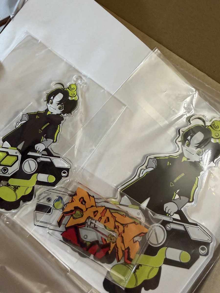 rirumix's tweet photo. 嬉しくて泣いてしまった😭
そんな日にアクスタとアクキーが届いた🐰

#VLWIN #EWC26 #KSG https://t.co/cIQuAjVJUr