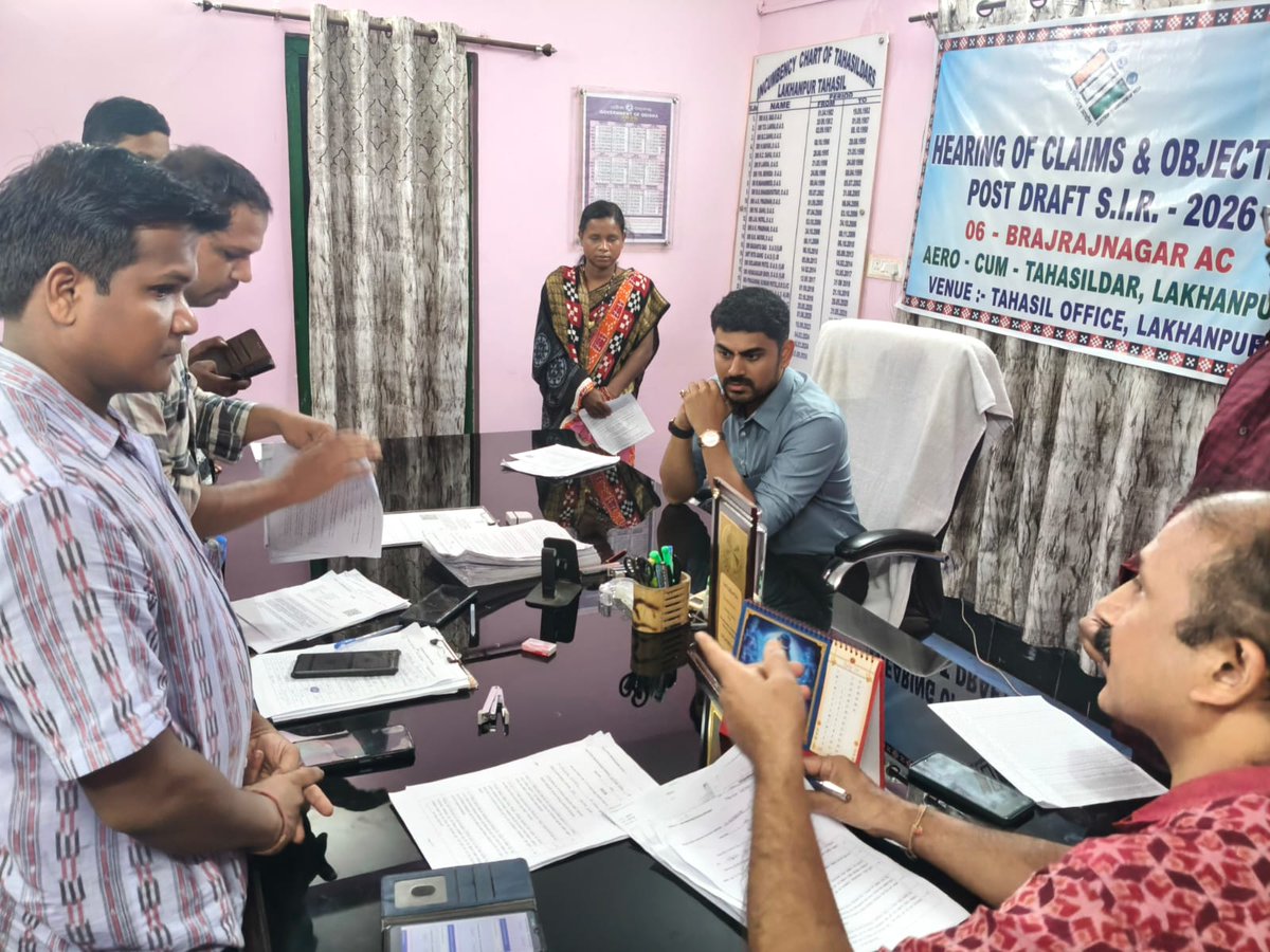 dm_jharsuguda's tweet photo. ଝାରସୁଗୁଡ଼ା ଜିଲ୍ଲାପାଳ ଶ୍ରୀ କୁଣାଲ ମୋତିରାମ ଚହ୍ବାଣ ଲଖନପୁର ସ୍ଥିତ ସହକାରୀ ନିର୍ବାଚନ ପଞ୍ଜୀକରଣ ଅଧିକା��ୀ ତଥା ତହସିଲଦାରଙ୍କ କାର୍ଯ୍ୟାଳୟର ଶୁଣାଣି କେନ୍ଦ୍ର ପରିଦର୍ଶନ କରିଛନ୍ତି। ଏହି ଗସ୍ତ ସମୟରେ ଜିଲ୍ଲାପାଳ #SIR ପ୍ରକ୍ରିୟା ଅଧୀନରେ ଦାଖଲ ହୋଇଥିବା ବିଭିନ୍ନ ଦାବି, ଆପତ୍ତି ଓ ଅଭିଯୋଗଗୁଡ଼ିକର ସମୀକ୍ଷା କରିଥିଲେ। https://t.co/C89m0lgcX6