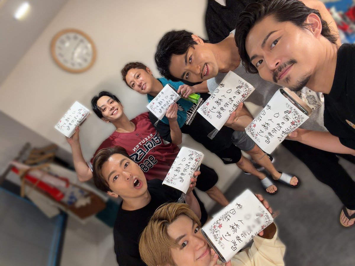 m_kuroba's tweet photo. 本日の公演もありがとうございました☕️

手書きで急いで弁当名書いたらスタッフさんが模様付けてさらに全員分コピーしてお弁当に熨斗みたいに貼ってくださいました。
愛しかないな。。。
記念に撮ったんですが、とてもじゃないけど世に出せる顔してなかったのでモザイク処理ですみません。

#AGATHA https://t.co/hhyz5PoMV0