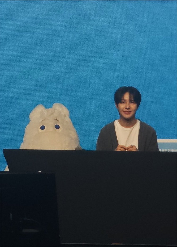 febcatlee's tweet photo. นึกถึงโมเม้นอินจุนกับมูมินตอนงานไซน์ที่ไทย แฟนคลับเอามูมินมาให้ ทีมงานน่ารักมาก เอาเก้าอี้มาให้พี่มูมินนั่งข้างๆอินจุน555555555555 https://t.co/SnyHOTZZ44