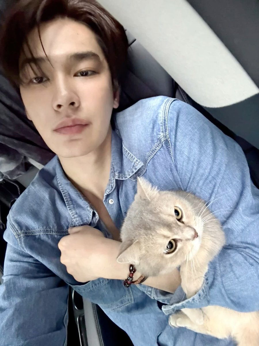watearsp's tweet photo. 💬 : เลือกหมาหรือแมว

ดิว : แมวครับ ผมมีหมาหนึ่งตัว แมวสองตัว
ธี : แมว เคยเสีย���มาที่เลี้ยงไป ตอนนั้นเสียใจมาก ถ้าจะเลี้ยงสัตว์เลี้ยงอีก คงเลี้ยงแมว 🥺

ทาสแมวทั้งคู่เลย คู่นี้รักน้อง ๆ มาก น้องธีฝังใจมากด้วย 🫳🏻🫳🏻🦮🐈‍⬛ https://t.co/Iju0NAlsNE