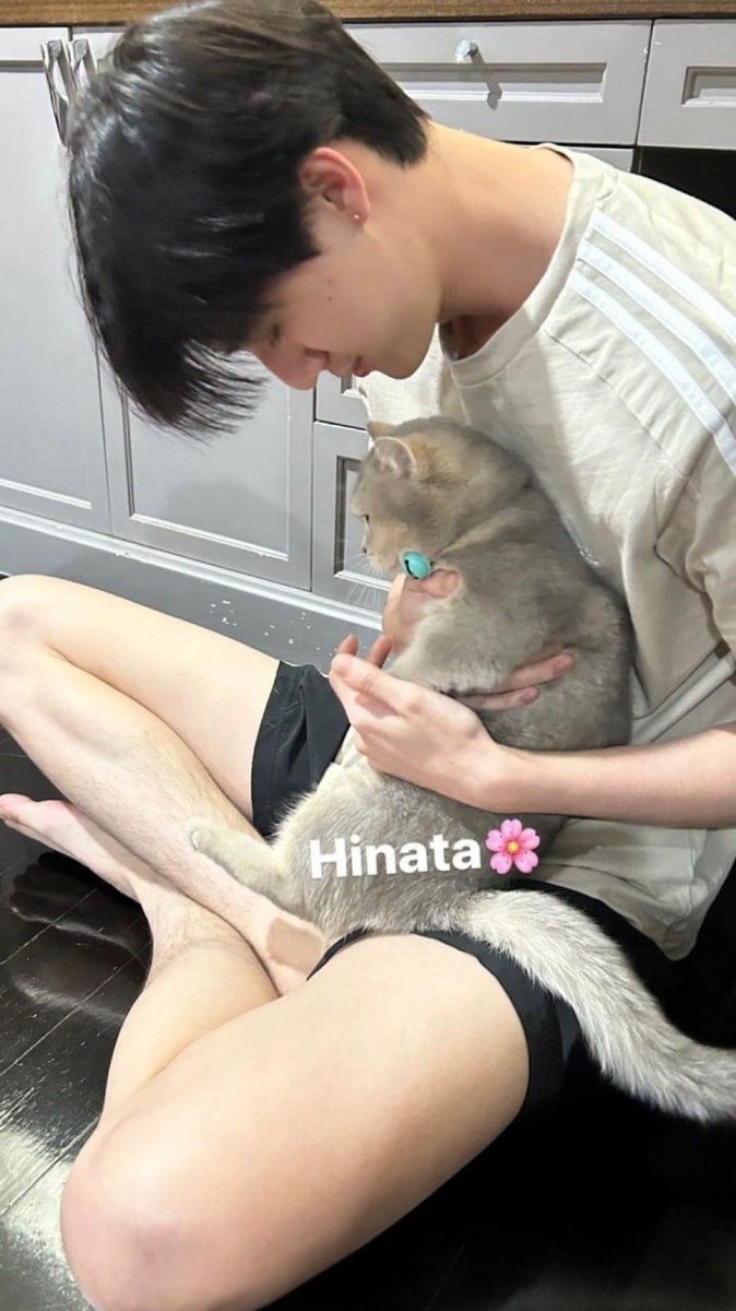watearsp's tweet photo. 💬 : เลือกหมาหรือแมว

ดิว : แมวครับ ผมมีหมาหนึ่งตัว แมวสองตัว
ธี : แมว เคยเสีย���มาที่เลี้ยงไป ตอนนั้นเสียใจมาก ถ้าจะเลี้ยงสัตว์เลี้ยงอีก คงเลี้ยงแมว 🥺

ทาสแมวทั้งคู่เลย คู่นี้รักน้อง ๆ มาก น้องธีฝังใจมากด้วย 🫳🏻🫳🏻🦮🐈‍⬛ https://t.co/Iju0NAlsNE